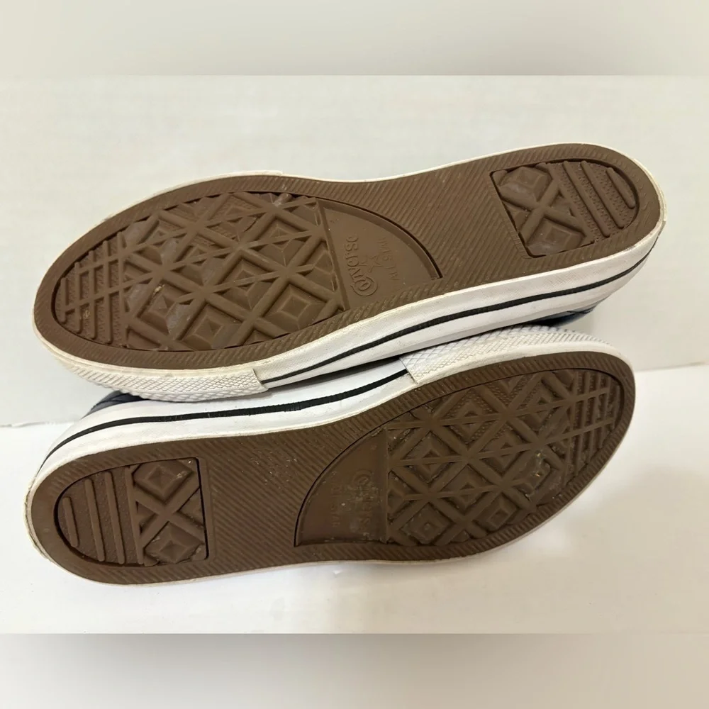 Converse sneakers have